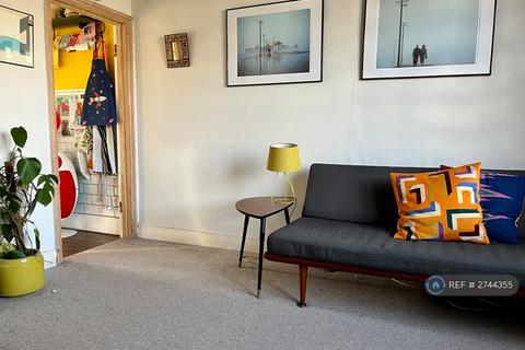 2 bedroom maisonette to rent, Merrow Street, London, SE17