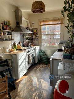 2 bedroom maisonette to rent, Merrow Street, London, SE17