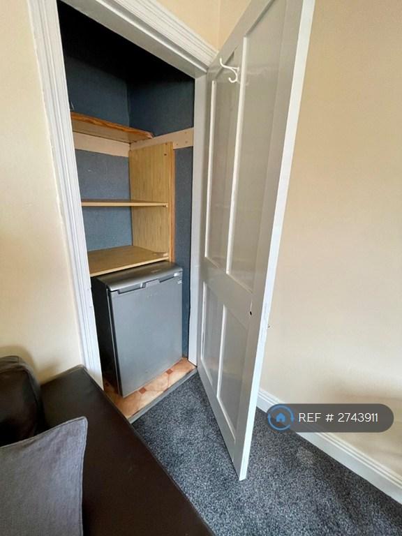 Workstation / Fridge / Storage / In Lounge