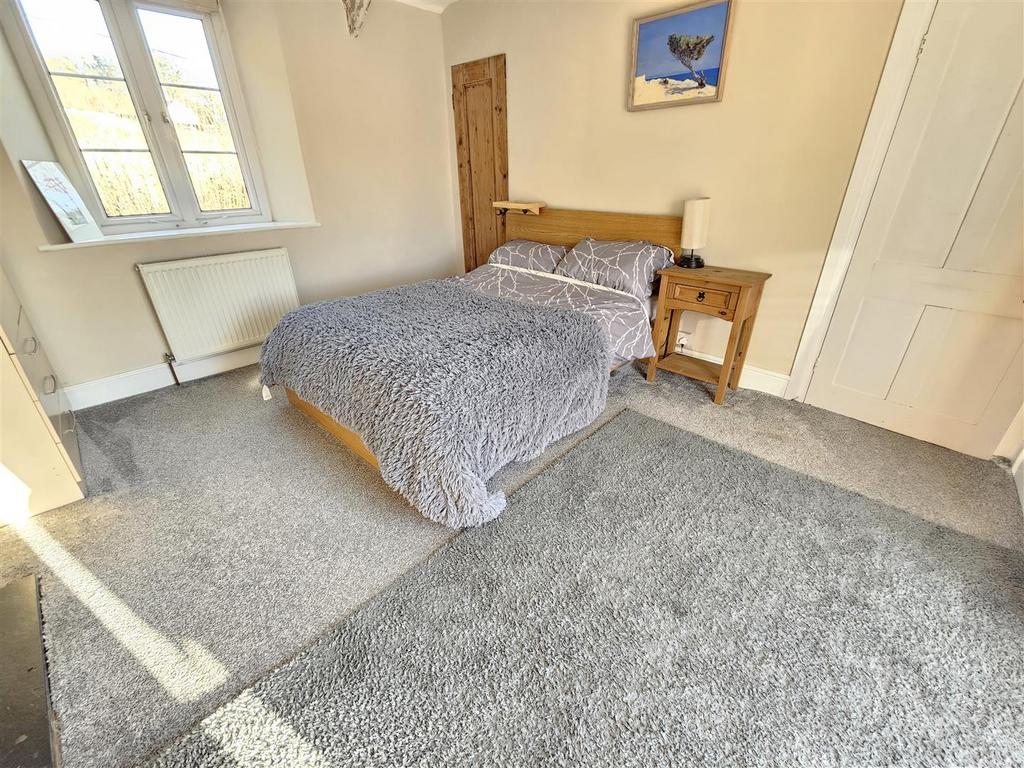 Bedroom 1 (2).jpg