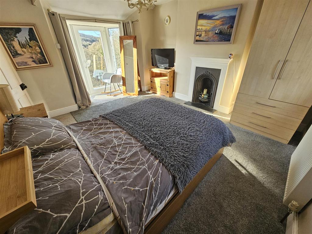 Bedroom 1.jpg