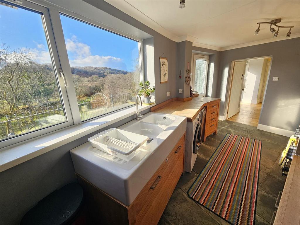 Kitchen 1.jpg
