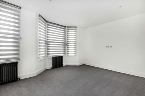 3 bedroom semi-detached house to rent, Warwick Grove, Surbiton KT5