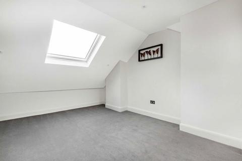 3 bedroom semi-detached house to rent, Warwick Grove, Surbiton KT5