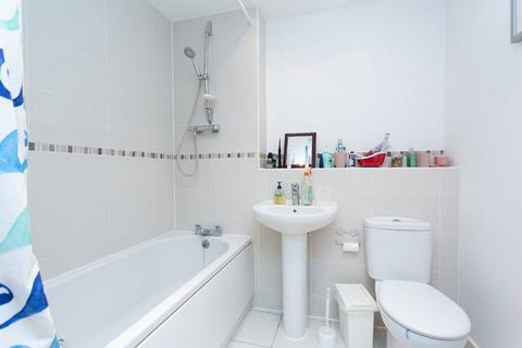 2 bedroom flat for sale, Walton Road, Bushey, WD23