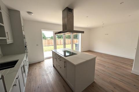 4 bedroom house to rent, Walnut Drive, Haddenham CB6