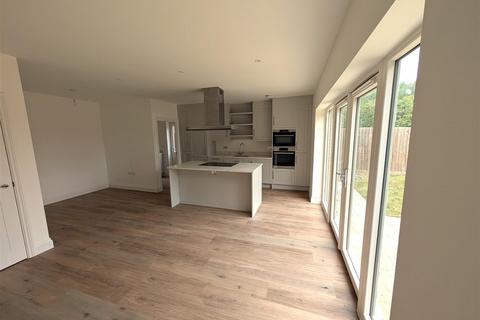4 bedroom house to rent, Walnut Drive, Haddenham CB6