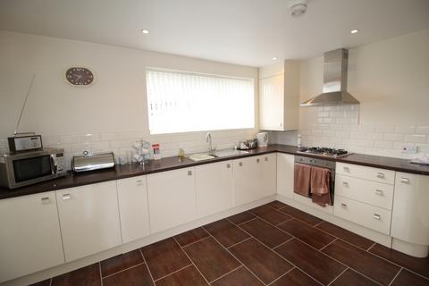 2 bedroom bungalow to rent, Martins Road, Warwickshire CV12