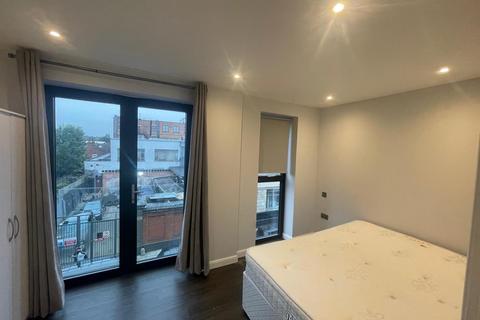 Studio to rent, Hassop Road, Cricklewood, London