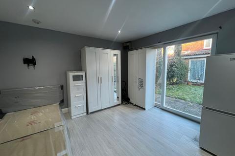 1 bedroom apartment to rent, Northfield Road, HOUNSLOW TW5