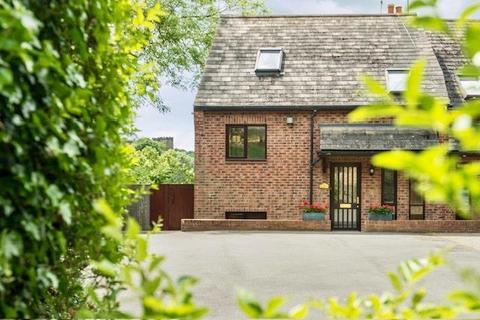 3 bedroom semi-detached house to rent, Belle Vue Court, Claypath, Durham