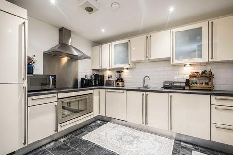 1 bedroom flat for sale, Streatham High Road, London SW16