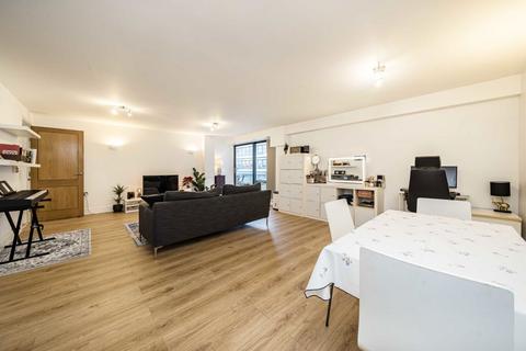 1 bedroom flat for sale, Streatham High Road, London SW16