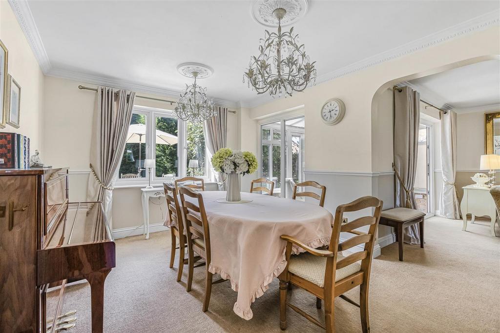 Dining room pic 1: