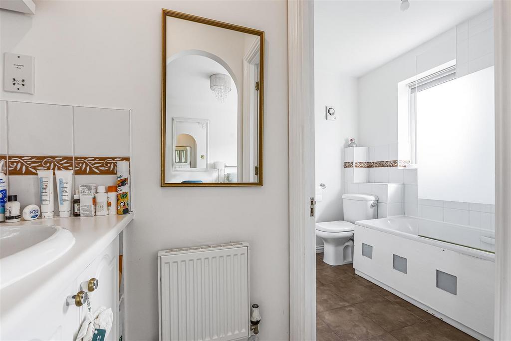 Jack and jill ensuite to bed 3 and 5: