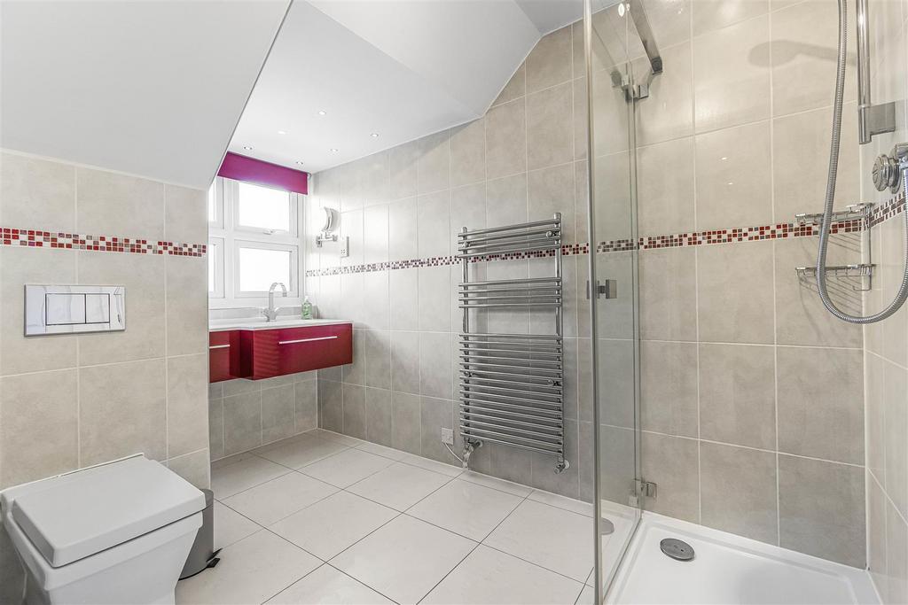 Jack and jill ensuite to bed 2 and 4: