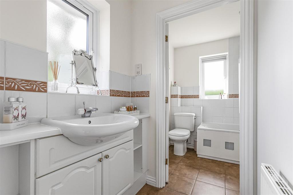 Jack and jill ensuite to bed 5 and 3: