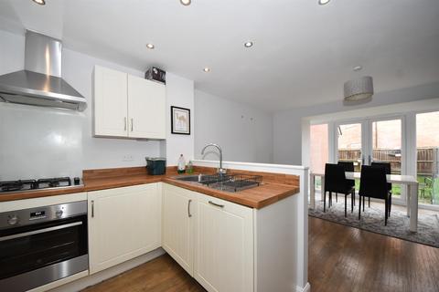 3 bedroom semi-detached house to rent, Peregrine Way, Warwick