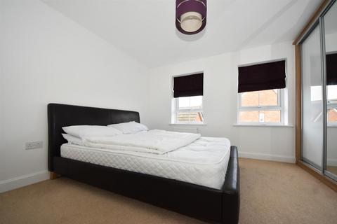 3 bedroom semi-detached house to rent, Peregrine Way, Warwick