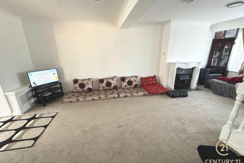 3 bedroom semi-detached house to rent, London Road, FELTHAM TW14