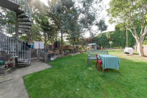 2 bedroom apartment to rent, Kingsland Road, London, E8