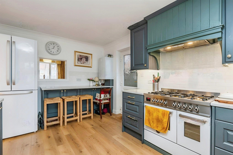 4 bedroom semi-detached house to rent, Hill Park Road, PO15