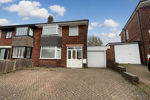 3 bedroom semi-detached house to rent, Worcester Road, Manchester M24