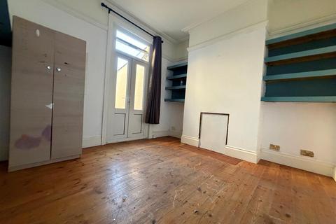 3 bedroom house to rent, Shakespeare Crescent, London