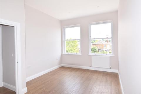 3 bedroom flat to rent, Kings Road, Kingston Upon Thames KT2
