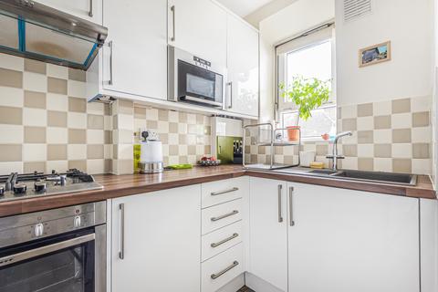 2 bedroom flat to rent, Dorset Road London SW8
