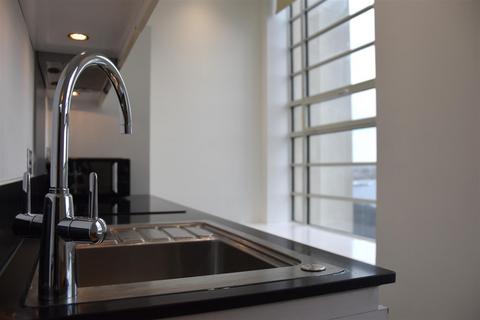2 bedroom apartment to rent, Great West Road, Brentford