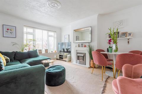 2 bedroom flat to rent, Sterling Avenue, Edgware HA8
