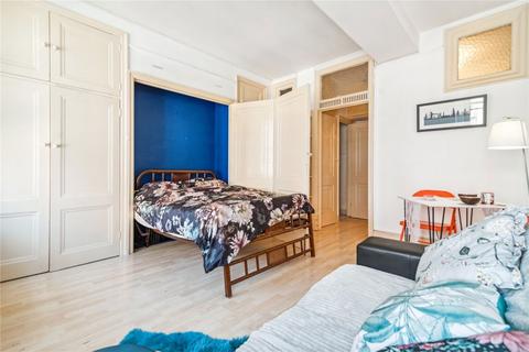 Studio to rent, Queens Court, London W2