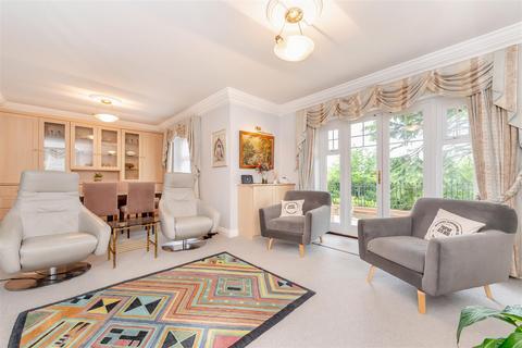 2 bedroom flat for sale, Station Approach, Chorleywood WD3