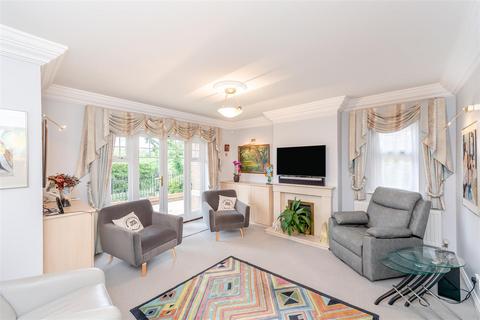 2 bedroom flat for sale, Station Approach, Chorleywood WD3