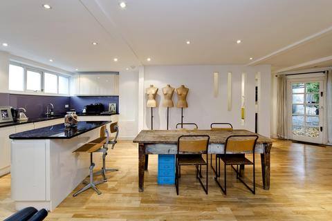 2 bedroom house to rent, Trinity Mews, London, UK, W10