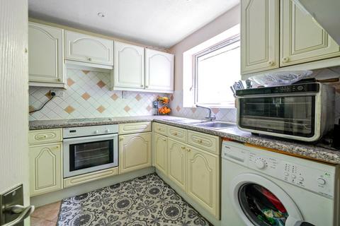 2 bedroom flat to rent, The Mall, Bedfordshire LU5
