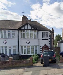 Studio to rent, Conway Crescent, Perivale, Greenford