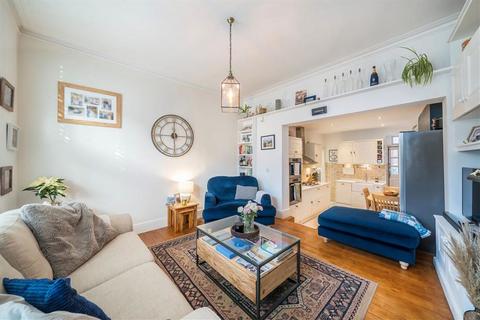 2 bedroom flat for sale, Kingswood Road, London SW2