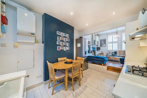 2 bedroom flat for sale, Kingswood Road, London SW2