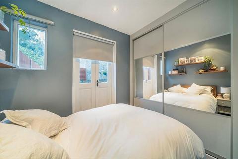 2 bedroom flat for sale, Kingswood Road, London SW2
