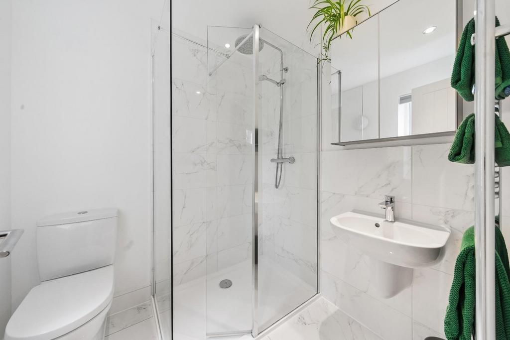 12 - ensuite.jpg
