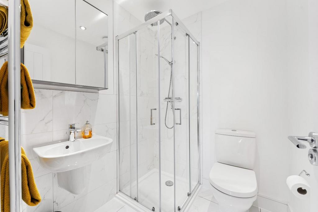 16 - ensuite.jpg