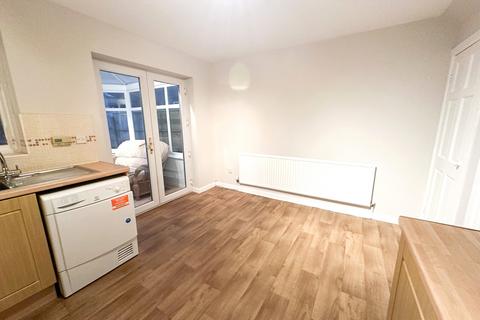 2 bedroom townhouse to rent, Holly Mill Crescent, Bolton, Greater Manchester, BL1