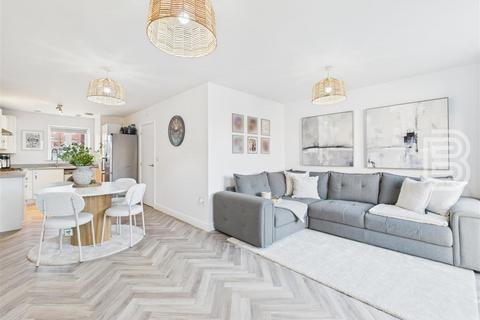 3 bedroom semi-detached house for sale, East Close, Rugby CV22