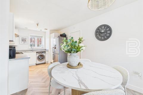 3 bedroom semi-detached house for sale, East Close, Rugby CV22
