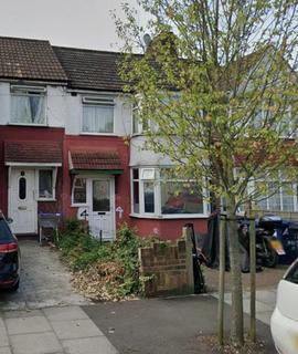 Studio to rent, Coniston Avenue, Perivale, Greenford