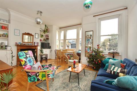 3 bedroom flat to rent, Clissold Crescent, London N16