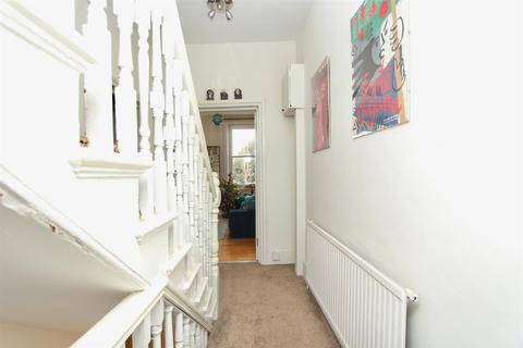 3 bedroom flat to rent, Clissold Crescent, London N16