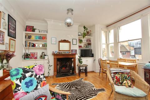 3 bedroom flat to rent, Clissold Crescent, London N16